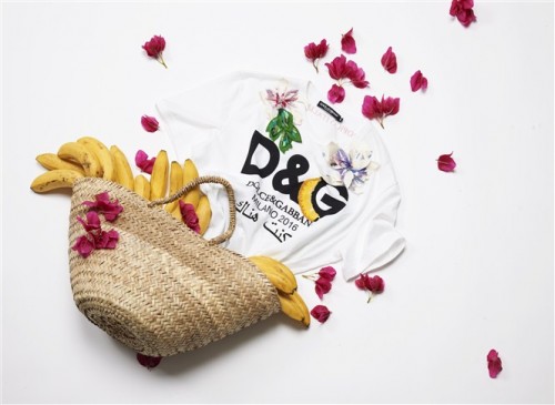 Logo D&G và những bông hoa thêu nổi